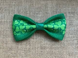 Clovers On Green Burlap Bow Tie